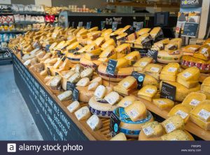 Il bancone dei formaggi di un supermercato